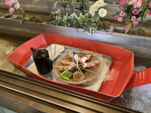 Floating trays that used to serve foods in Iroriyaki To Tofunabe